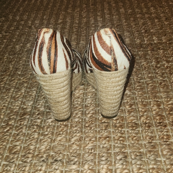 Vince Camuto Brown and White Wedge Sandals with Natural Sole - Picture 5 of 5